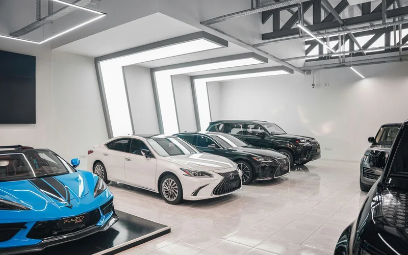 Heller Autohaus-Showroom von Auto Auers in Sulzbach-Rosenberg — Ort des Unternehmertreffens